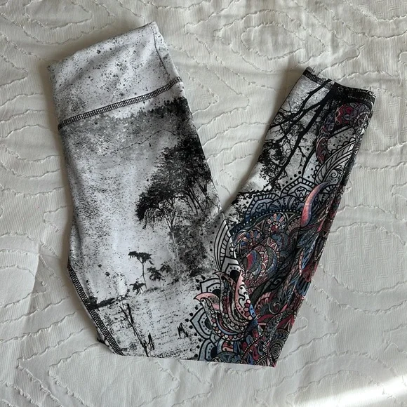 Assorted workout leggings bundle - Picture 10 of 13